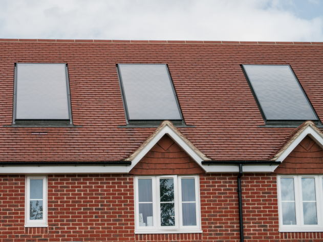 Flat-plate solar thermal installation